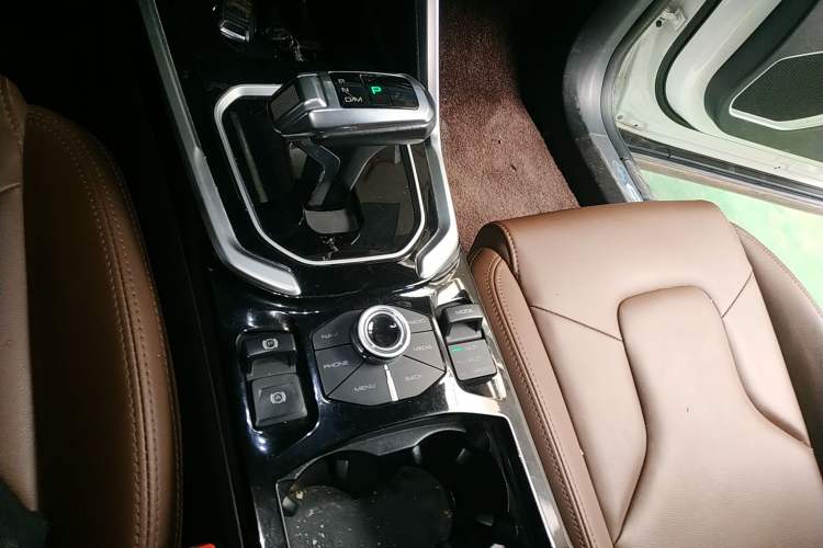 Used Haval H6 2017 Red Label 2.0T Automatic Two-Wheel Drive ZhiShang Model Gear Lever