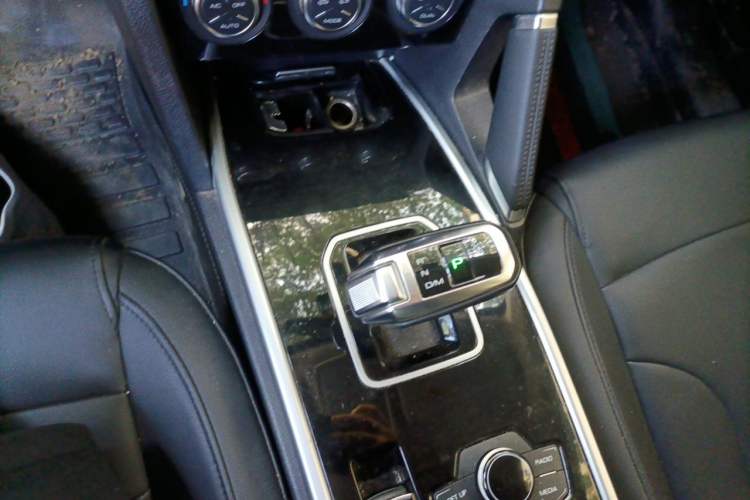 Used Haval H6 2017 Revised Red-Label Sport Version 1.5T Automatic Two-Wheel Drive Premium Edition Gear Lever