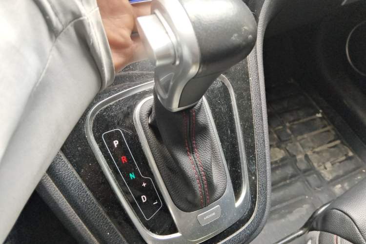 Used Haval H6 2017 Classic Edition 1.5T Automatic Two-Wheel Drive Elite Model Gear Lever