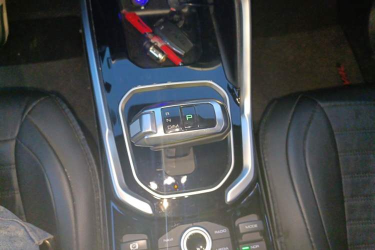 Used Haval H6 2017 Red Label 2.0T Automatic Two-Wheel Drive ZhiShang Model Gear Lever