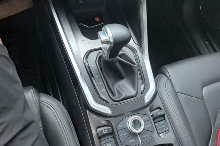 Used Haval H6 2017 Blue Label 1.5T Automatic Two-Wheel Drive ZhiShang Model Gear Lever