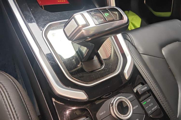 Used Haval H6 2017 Red Label 2.0T Automatic Two-Wheel Drive ZhiShang Model Gear Lever