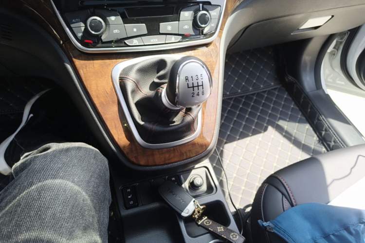 Used Haval H6 2017 Red-Label Sport Edition 1.5T Manual Two-Wheel Drive Elite Model Gear Lever