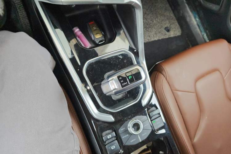 Used Haval H6 2017 Red Label 2.0T Automatic Two-Wheel Drive ZhiShang Model Gear Lever