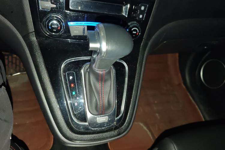 Used Haval H6 2017 Classic Edition 1.5T Automatic Two-Wheel Drive Elite Model Gear Lever