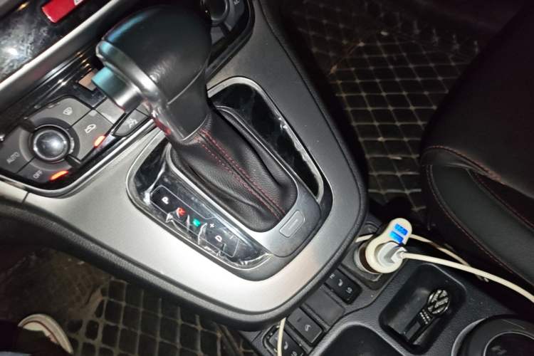 Used Haval H6 2017 Revised Blue-Label Sport Version 1.5T Automatic Two-Wheel Drive Luxury Trim Gear Lever