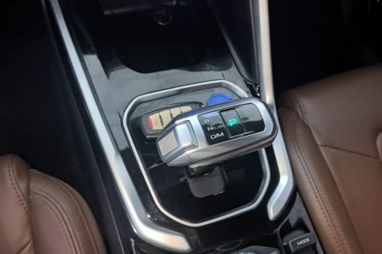 Used Haval H6 2017 Red Label 2.0T Automatic Two-Wheel Drive ZhiShang Model Gear Lever