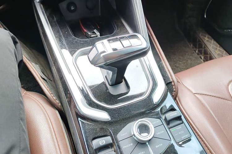 Used Haval H6 2017 Red Label 2.0T Automatic Two-Wheel Drive ZhiShang Model Gear Lever