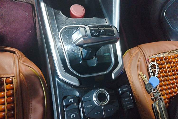 Used Haval H6 2017 Red Label 2.0T Automatic Two-Wheel Drive ZhiShang Model Gear Lever