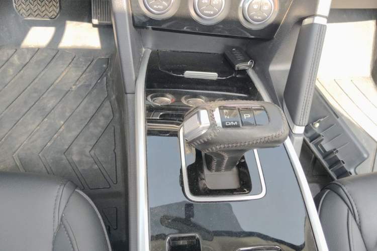Used Haval H6 2017 Revised Blue-Label Sport Version 1.5T Automatic Two-Wheel Drive Luxury Trim Gear Lever