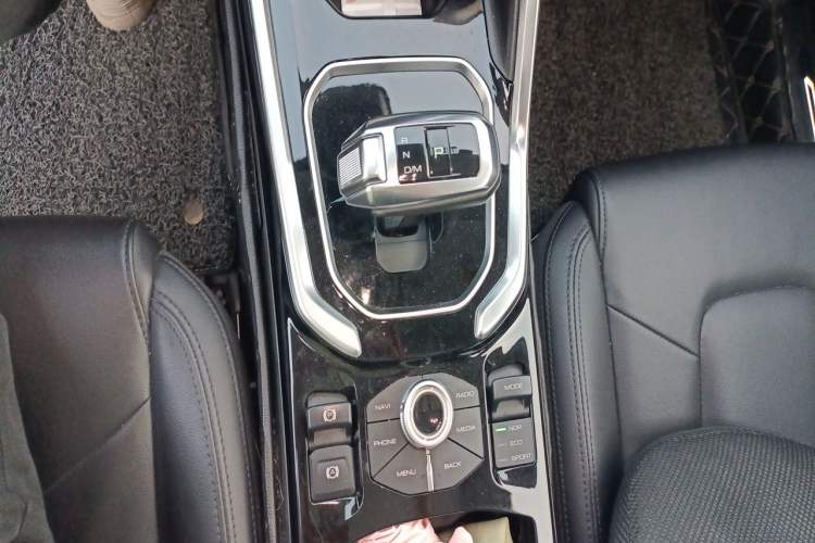 Used Haval H6 2017 Red Label 2.0T Automatic Two-Wheel Drive ZhiShang Model Gear Lever