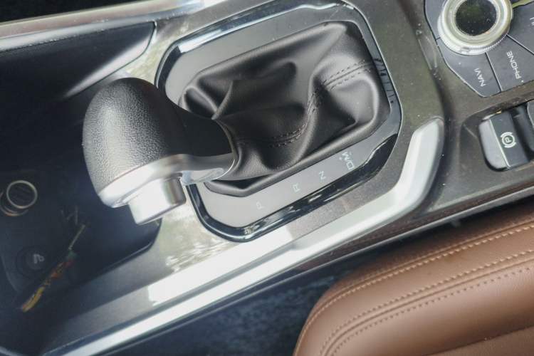 Used Haval H6 2017 Blue Label 1.5T Automatic Two-Wheel Drive ZhiShang Model Gear Lever