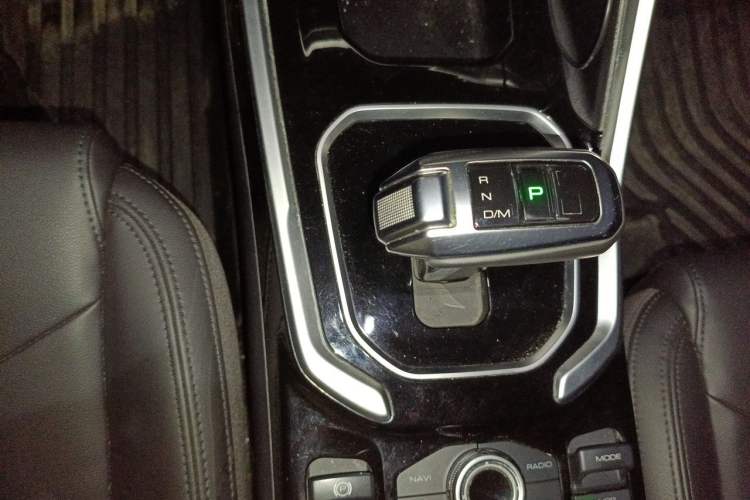 Used Haval H6 2017 Red Label 2.0T Automatic Two-Wheel Drive ZhiShang Model Gear Lever