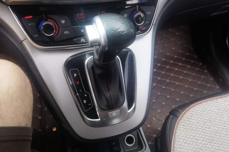 Used Haval H6 2017 Red-Label Sport Edition 1.5T Automatic Two-Wheel Drive Luxury Model Gear Lever