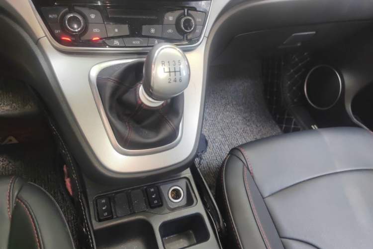 Used Haval H6 2017 Blue Label Sport Edition 1.5T Manual Two-Wheel Drive Elite Model Gear Lever