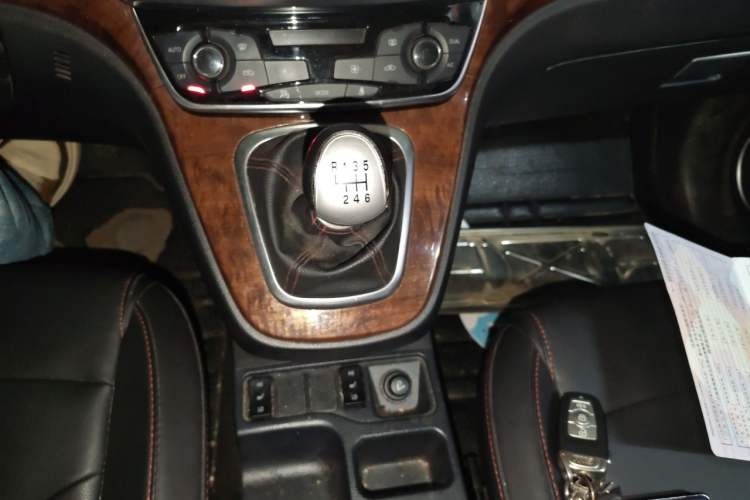 Used Haval H6 2017 Red-Label Sport Edition 1.5T Manual Two-Wheel Drive Elite Model Gear Lever
