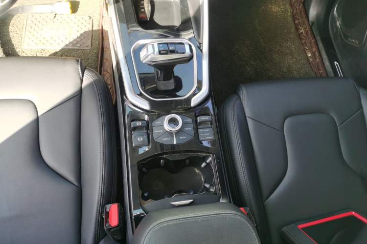 Used Haval H6 2017 Red Label 2.0T Automatic Two-Wheel Drive ZhiShang Model Gear Lever