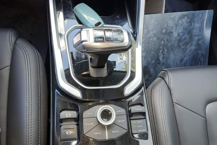 Used Haval H6 2017 Red Label 2.0T Automatic Two-Wheel Drive ZhiShang Model Gear Lever