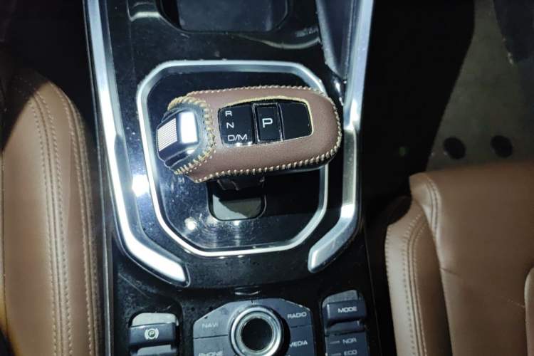Used Haval H6 2017 Red Label 2.0T Automatic Two-Wheel Drive ZhiShang Model Gear Lever