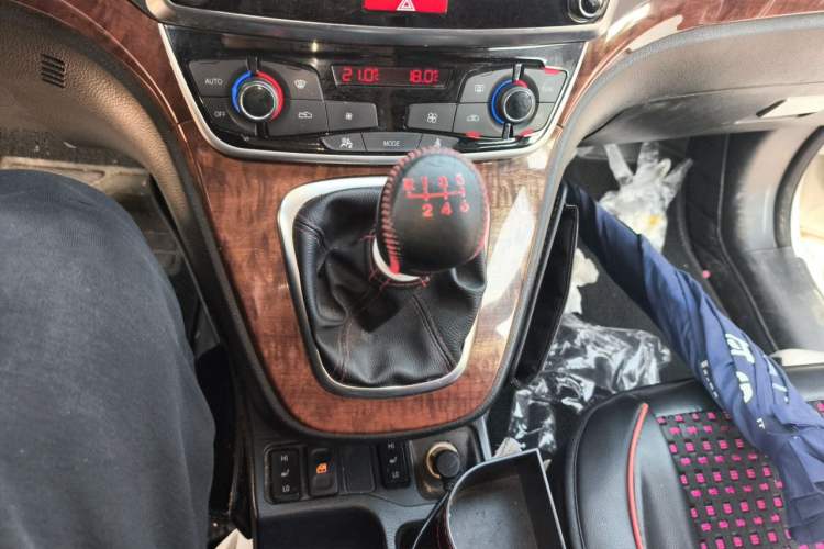 Used Haval H6 2017 Red-Label Sport Edition 1.5T Manual Two-Wheel Drive Elite Model Gear Lever