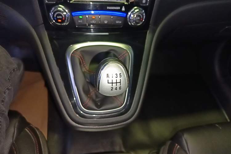 Used Haval H6 2017 Classic Edition 1.5T Manual Two-Wheel Drive Elite Model Gear Lever