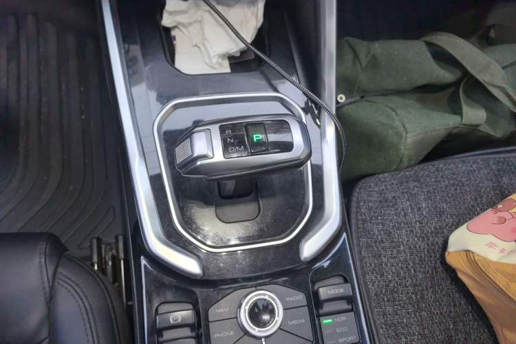Used Haval H6 2017 Red Label 2.0T Automatic Two-Wheel Drive ZhiShang Model Gear Lever