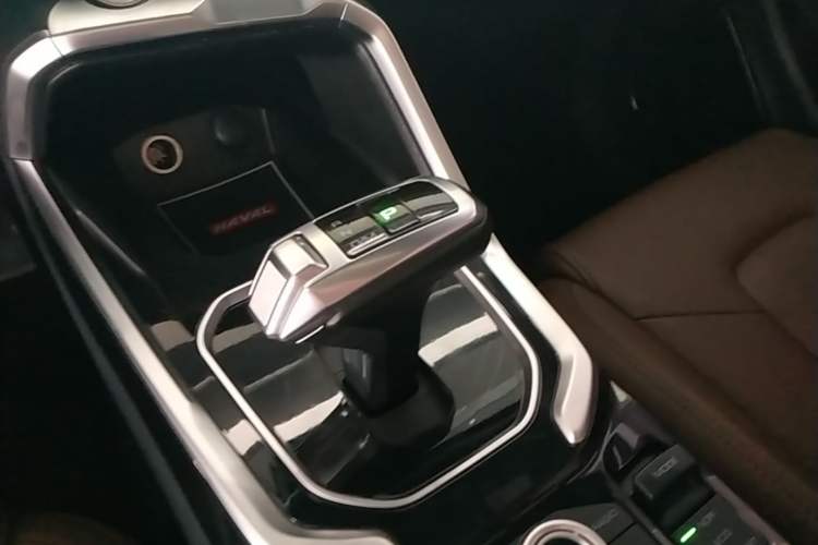 Used Haval H6 2017 Red Label 2.0T Automatic Two-Wheel Drive ZhiShang Model Gear Lever