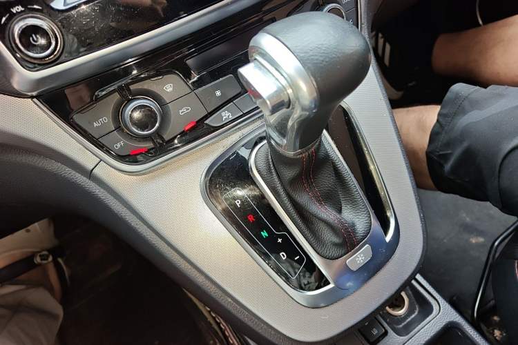 Used Haval H6 2017 Red-Label Sport Edition 1.5T Automatic Two-Wheel Drive Luxury Model Gear Lever