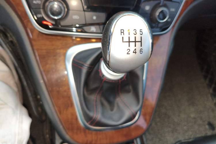 Used Haval H6 2017 Classic Edition 1.5T Manual Two-Wheel Drive Elite Model Gear Lever