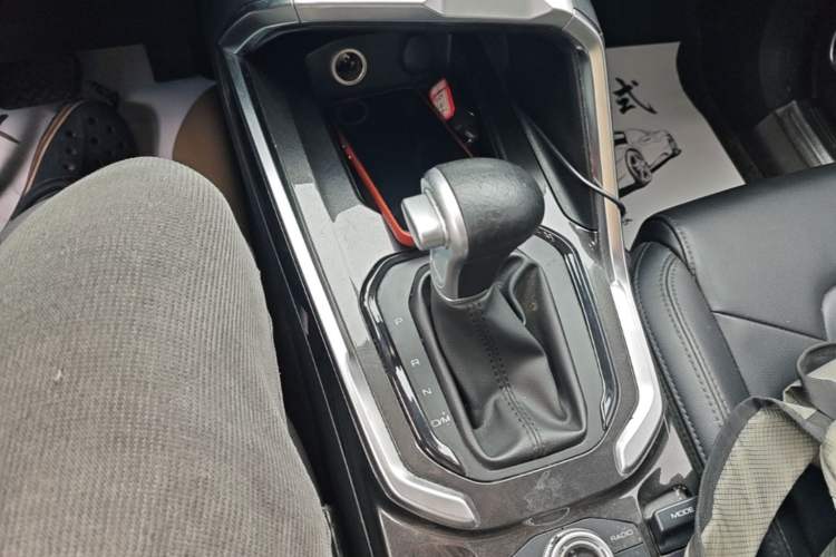 Used Haval H6 2017 Blue Label 1.5T Automatic Two-Wheel Drive ZhiShang Model Gear Lever