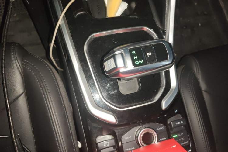 Used Haval H6 2017 Red Label 2.0T Automatic Two-Wheel Drive ZhiShang Model Gear Lever