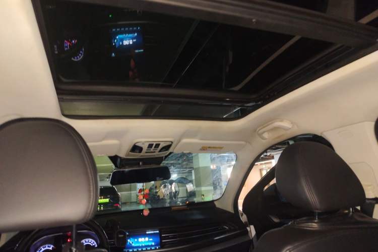 Used Haval H6 2017 Red Label 2.0T Automatic Two-Wheel Drive ZhiShang Model Headliner