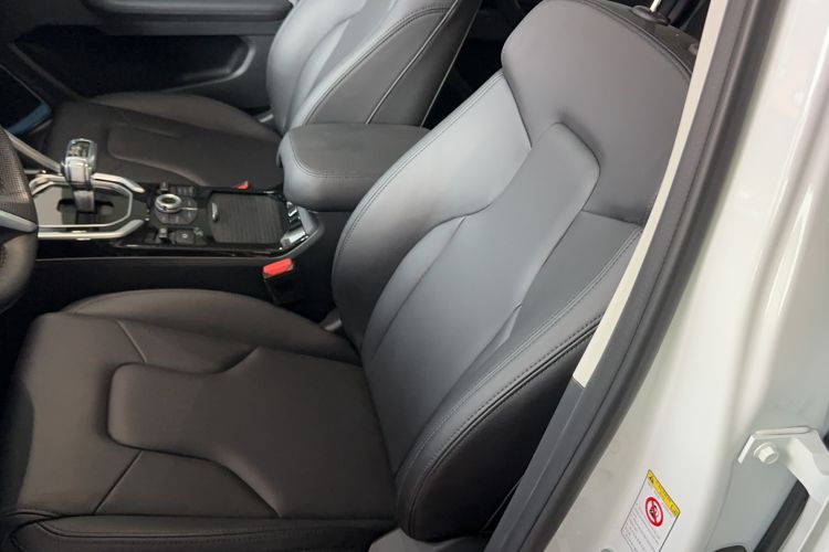 Used Haval H6 2017 Red Label 2.0T Automatic Two-Wheel Drive ZhiShang Model Interior 12