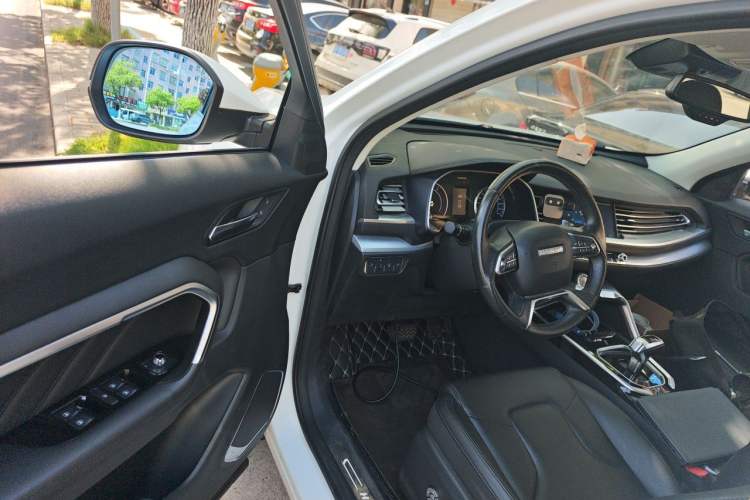 Used Haval H6 2017 Red Label 2.0T Automatic Two-Wheel Drive ZhiShang Model Interior 3