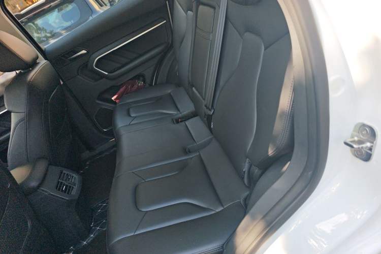 Used Haval H6 2017 Red Label 2.0T Automatic Two-Wheel Drive ZhiShang Model Interior 4