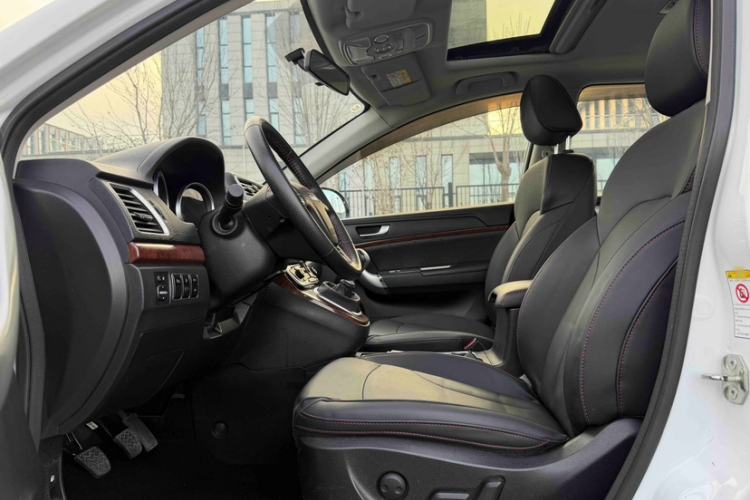 Used Haval H6 2017 Red-Label Sport Edition 1.5T Manual Two-Wheel Drive Elite Model Interior 4