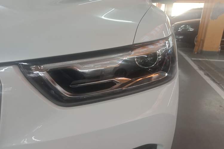Used Haval H6 2017 Red Label 2.0T Automatic Two-Wheel Drive ZhiShang Model Left Front Headlight