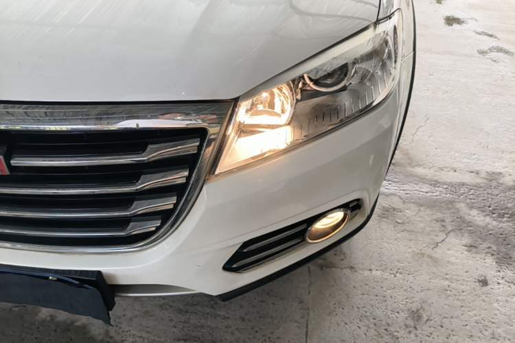 Used Haval H6 2017 Red-Label Sport Edition 1.5T Automatic Two-Wheel Drive Luxury Model Left Front Headlight