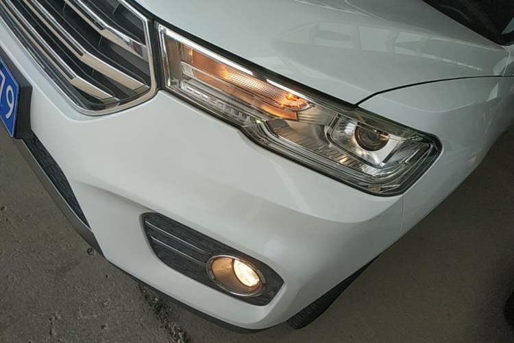 Used Haval H6 2017 Blue Label 2.0T Automatic Two-Wheel Drive Smart Edition Left Front Headlight