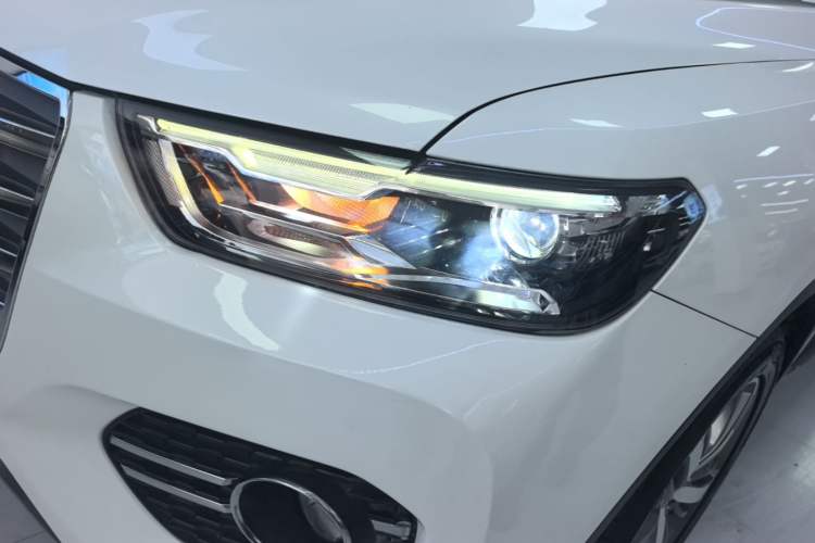 Used Haval H6 2017 Red Label 2.0T Automatic Two-Wheel Drive ZhiShang Model Left Front Headlight