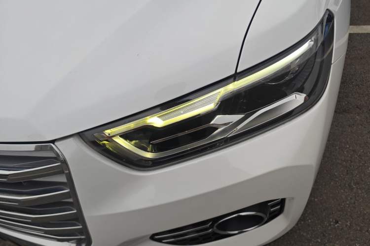 Used Haval H6 2017 Red Label 2.0T Automatic Two-Wheel Drive ZhiShang Model Left Front Headlight