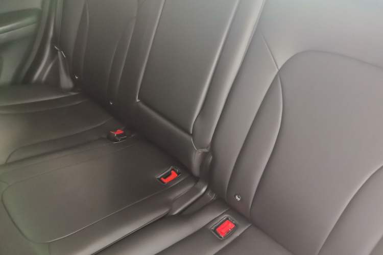Used Haval H6 2017 Red-Label Sport Edition 1.5T Manual Two-Wheel Drive Elite Model Left Rear Seat