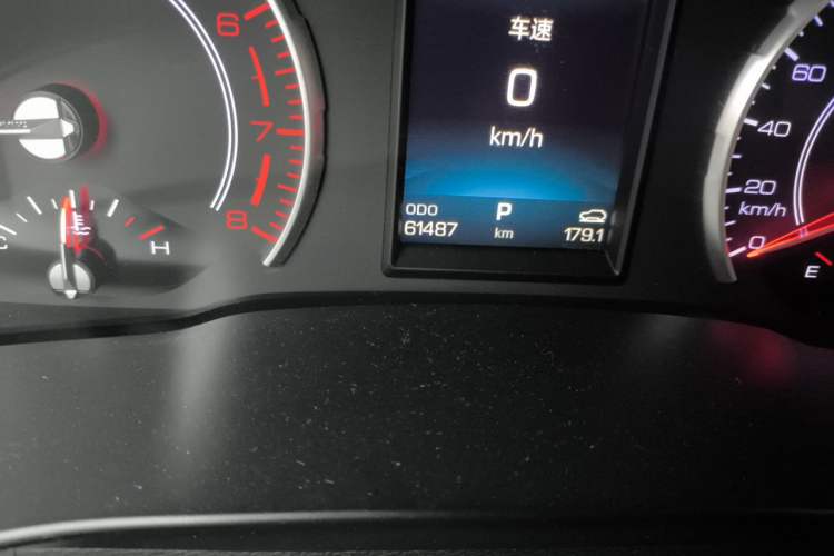 Used Haval H6 2017 Red Label 2.0T Automatic Two-Wheel Drive ZhiShang Model Odometer Close Up