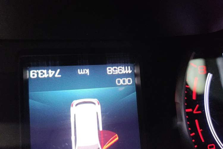 Used Haval H6 2017 Red Label 2.0T Automatic Two-Wheel Drive ZhiShang Model Odometer Close Up