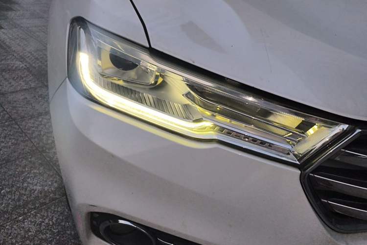 Used Haval H6 2017 Blue Label 2.0T Automatic Two-Wheel Drive Smart Edition Right Front Headlight