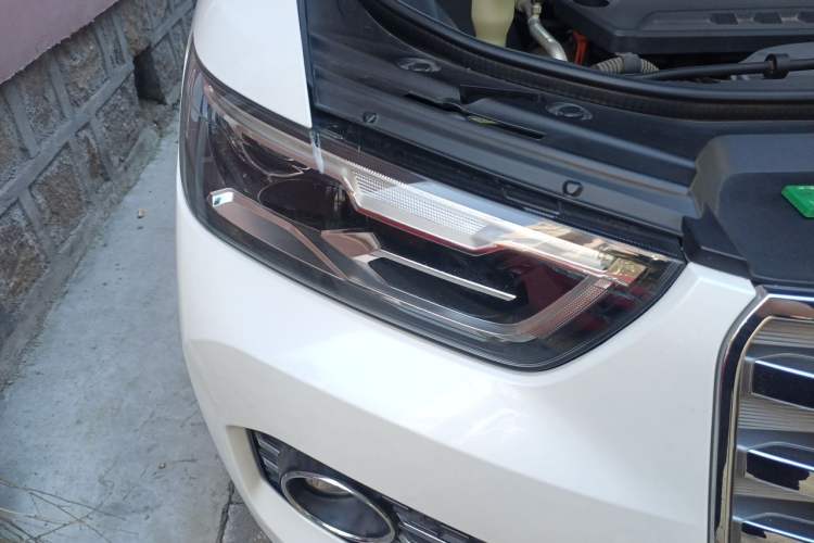 Used Haval H6 2017 Red Label 2.0T Automatic Two-Wheel Drive ZhiShang Model Right Front Headlight