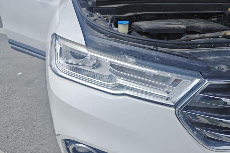 Used Haval H6 2017 Blue Label 1.5T Automatic Two-Wheel Drive ZhiShang Model Right Front Headlight