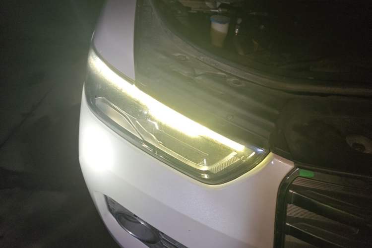 Used Haval H6 2017 Red Label 2.0T Automatic Two-Wheel Drive ZhiShang Model Right Front Headlight