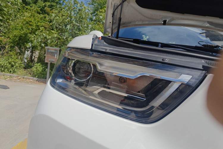 Used Haval H6 2017 Red Label 2.0T Automatic Two-Wheel Drive ZhiShang Model Right Front Headlight