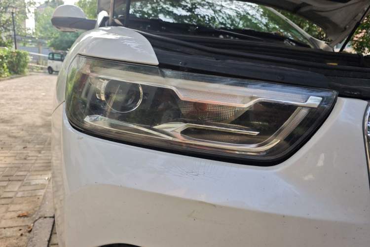 Used Haval H6 2017 Red-Label 2.0T Automatic Two-Wheel Drive Leading Edition Right Front Headlight